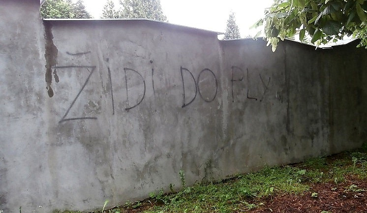 Nápis na zdi hřbitova v Ruprechticích. Foto: MML