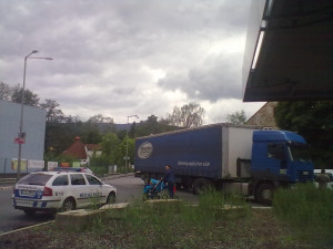 Kamion blokuje prvoz