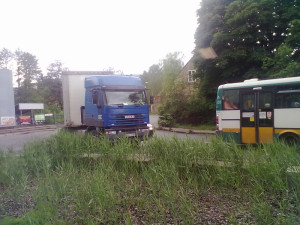 Kamion blokuje prvoz