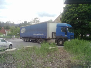 Kamion blokuje prvoz