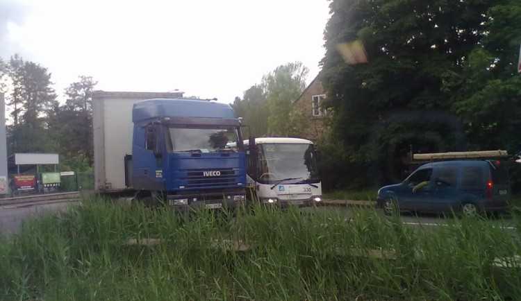 Kamion blokuje prvoz