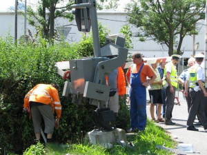 Štěstí v neštěstí. Vlak smetl auto, nikoho ale nezranil