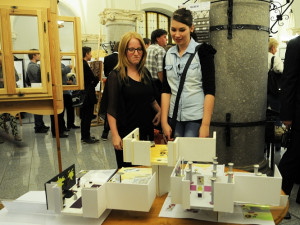 Radniční sklípek zaplnil historický nábytek z dílen studentů. Foto: MML/Jan Král