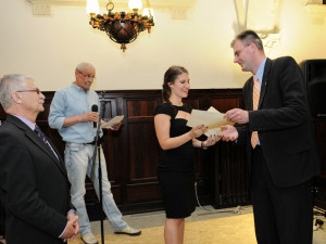 Radniční sklípek zaplnil historický nábytek z dílen studentů. Foto: MML/Jan Král