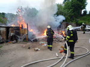 V Pavlovicích hořela chatka plná odpadků. Příčina není jasná
