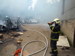 V Pavlovicích hořela chatka plná odpadků. Příčina není jasná. Foto: HZSLK
