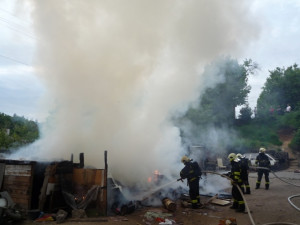 V Pavlovicích hořela chatka plná odpadků. Příčina není jasná. Foto: HZSLK
