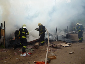V Pavlovicích hořela chatka plná odpadků. Příčina není jasná. Foto: HZSLK