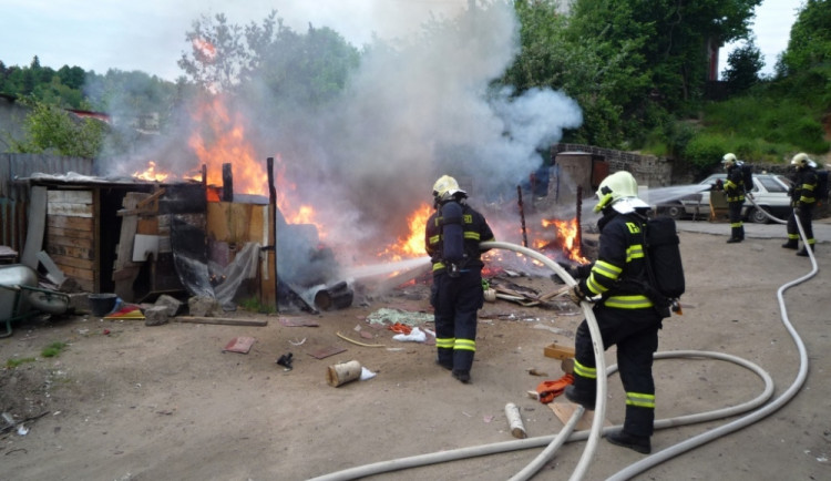 V Pavlovicích hořela chatka plná odpadků. Příčina není jasná. Foto: HZSLK