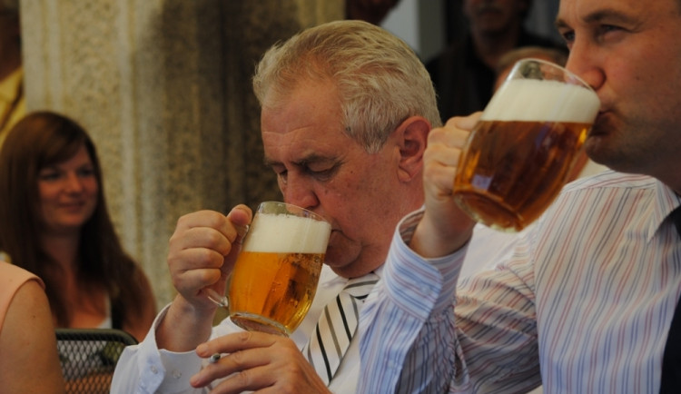 Miloš Zeman si dopřál jedno "orosené". Foto: Michael Daněk