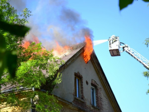 Požár domu ve Vesci možná někdo založil úmyslně