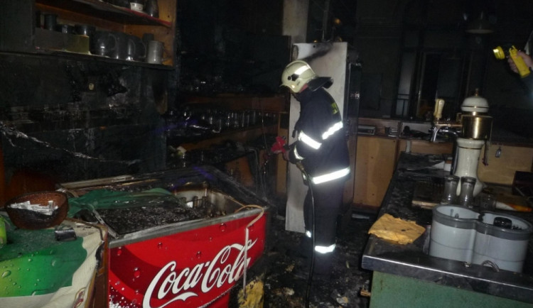 Nádražní restauraci v Turnově zapálil porouchaný chlaďák. Foto: HZSLK