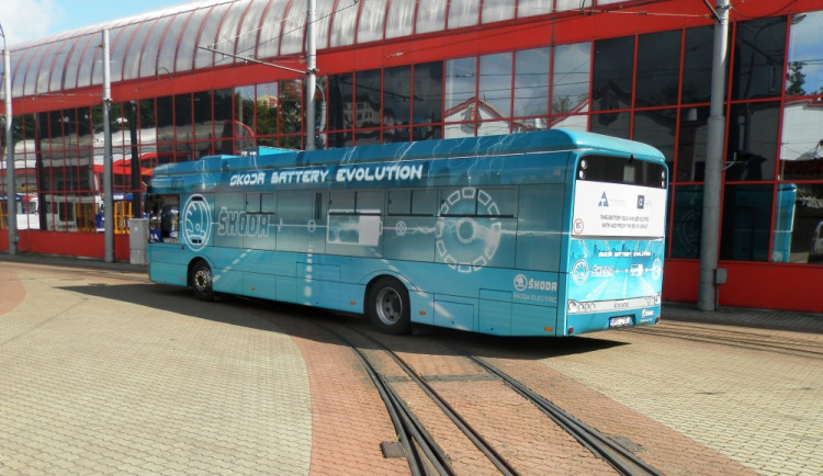 Bateriový elektrobus Škoda. Foto: DPMLJ