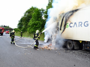 Hořící kamion. Foto: HZS LK