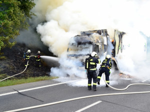 Hořící kamion. Foto: HZS LK