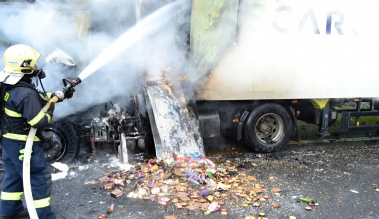 Hořela i část nákladu. Foto: HZS LK