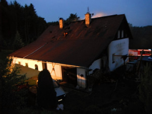Rodinný dům v Lučanech nad Nisou nejspíš někdo zapálil úmyslně. Foto: HZSLK