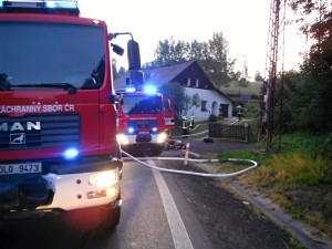 Rodinný dům v Lučanech nad Nisou nejspíš někdo zapálil úmyslně. Foto: HZSLK