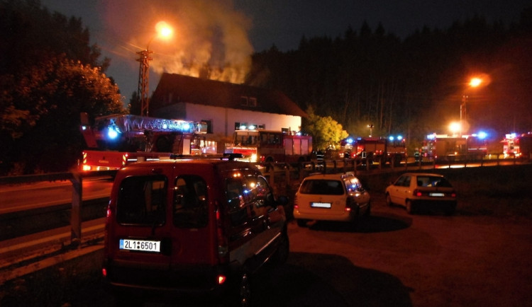 Rodinný dům v Lučanech nad Nisou nejspíš někdo zapálil úmyslně. Foto: HZSLK