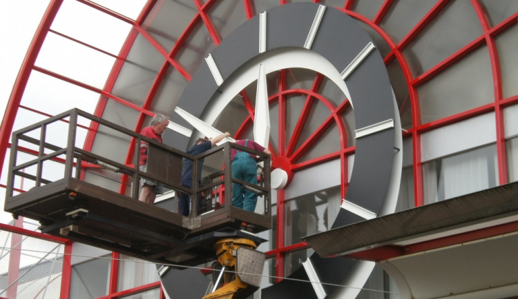 Po opravě už hodiny opět jdou. Foto: DPMLJ