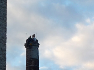 Hasičští lezci zachránili z komína muže se sebevražednými úmysly. Foto: HZSLK