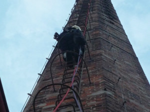 Hasičští lezci zachránili z komína muže se sebevražednými úmysly. Foto: HZSLK