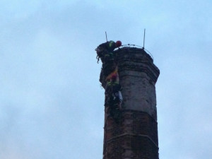 Hasičští lezci zachránili z komína muže se sebevražednými úmysly. Foto: HZSLK