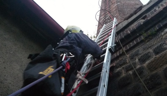 Hasičští lezci zachránili z komína muže se sebevražednými úmysly. Foto: HZSLK