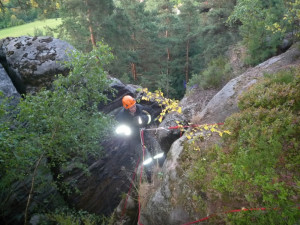 Vystrašenou fenku museli dostat z prolákliny hasiči. Foto: HZSLK