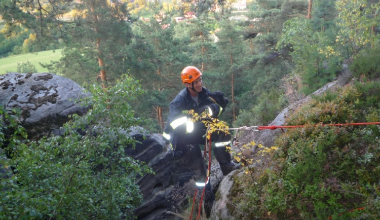 Vystrašenou fenku museli dostat z prolákliny hasiči. Foto: HZSLK