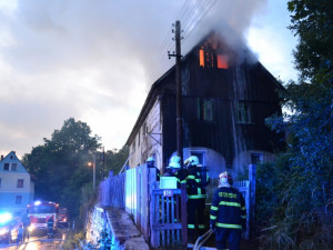 Večerní požár u Hrádku zapříčinila závada na komíně. Foto: HZSLK