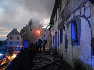 Večerní požár u Hrádku zapříčinila závada na komíně. Foto: HZSLK