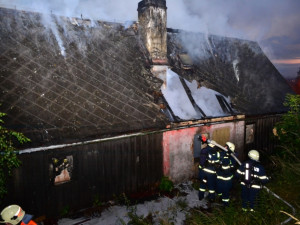 Večerní požár u Hrádku zapříčinila závada na komíně. Foto: HZSLK