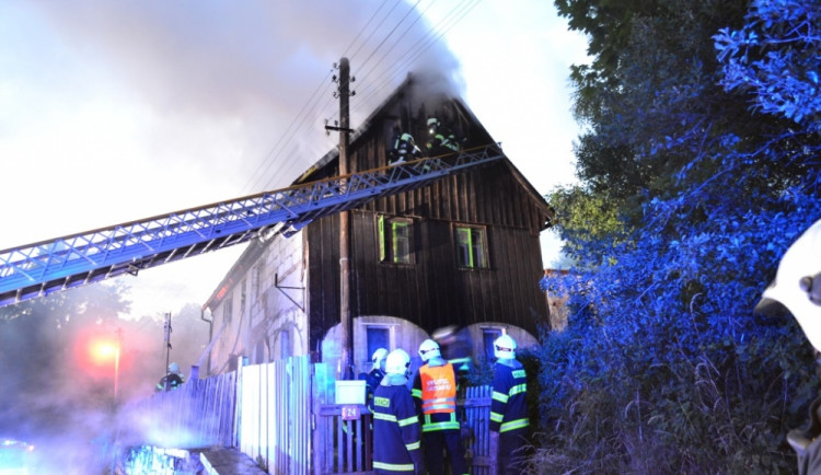 Večerní požár u Hrádku zapříčinila závada na komíně. Foto: HZSLK