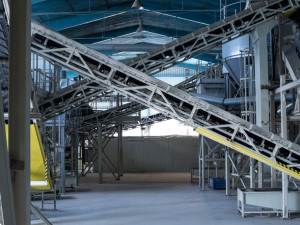 Hala s výrobní linkou.