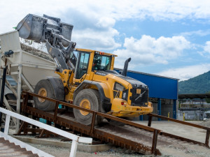 Začátek procesu recyklace, nakládání odpadu na linku.