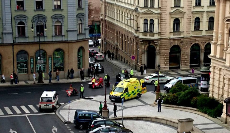 Muž na skútru se jen lehce poranil. Foto: Tibor Batthyány