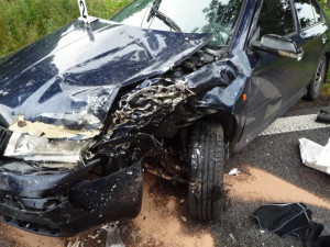 Nehoda si vyžádala tři zranění. Foto: HZSLK