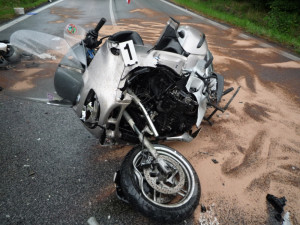 Nehoda si vyžádala tři zranění. Foto: HZSLK