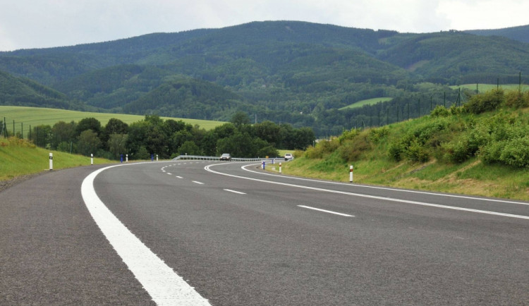 První auta na novou silnici vyjela už dnes. Foto: Hradek.cz