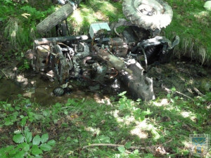 Pod převráceným traktorem u Dolní Suché zemřel řidič. Foto: Hasiči Hrádek nad Nisou