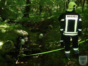 Pod převráceným traktorem u Dolní Suché zemřel řidič. Foto: Hasiči Hrádek nad Nisou