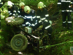 Pod převráceným traktorem u Dolní Suché zemřel řidič