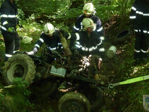 Pod převráceným traktorem u Dolní Suché zemřel řidič. Foto: Hasiči Hrádek nad Nisou