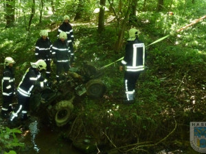 Pod převráceným traktorem u Dolní Suché zemřel řidič. Foto: Hasiči Hrádek nad Nisou