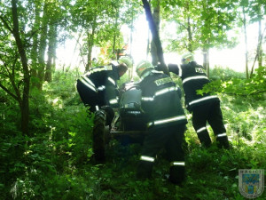 Pod převráceným traktorem u Dolní Suché zemřel řidič. Foto: Hasiči Hrádek nad Nisou