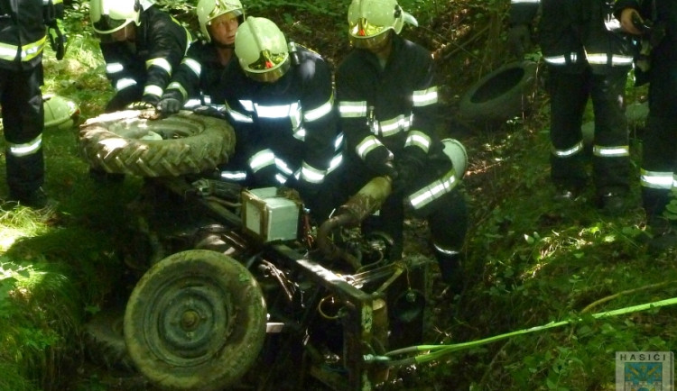Pod převráceným traktorem u Dolní Suché zemřel řidič. Foto: Hasiči Hrádek nad Nisou