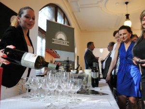 Galerijní večer v Lázních spojil víno a umění. Foto: Jan Král