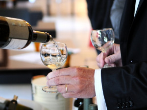 Galerijní večer v Lázních spojil víno a umění. Foto: Jan Král