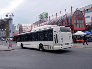 Na Horákovce se střetl autobus s autem, jedna zraněná cestující